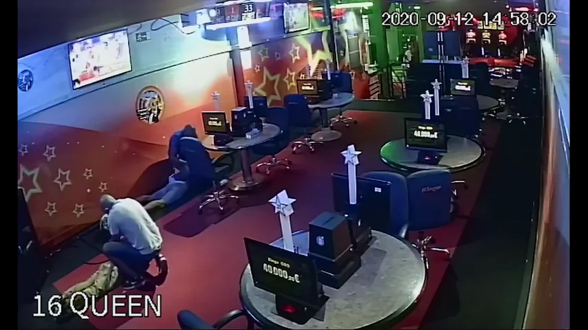 El vídeo con la rápida detención 'in fraganti' de cuatro atracadores en Tenerife El vídeo con la rápida detención 'in fraganti' de cuatro atracadores en Tenerife