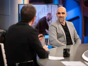 Pablo Motos pone en un aprieto a Luis Tosar: "¿Te quedarias sin dinero por salvar a alguien que no conoces?" Pablo Motos pone en un aprieto a Luis Tosar: "¿Te quedarias sin dinero por salvar a alguien que no conoces?"