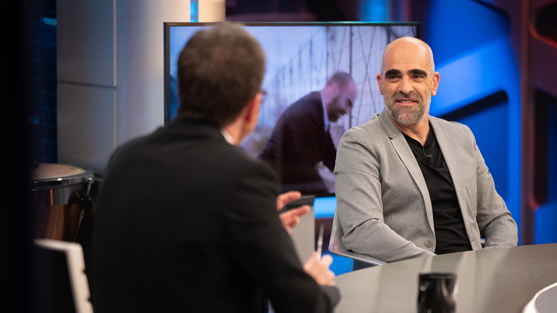 Pablo Motos pone en un aprieto a Luis Tosar: "¿Te quedarias sin dinero por salvar a alguien que no conoces?"