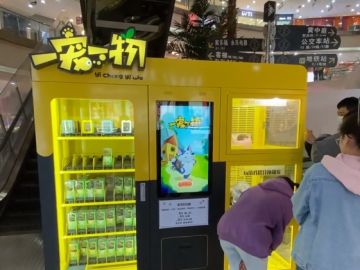 La macabra máquina expendedora de crías de gatos y perros en un centro comercial de China