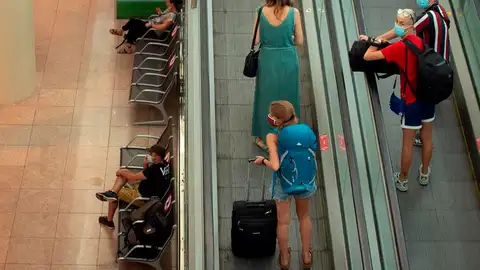 La T-2 del aeropuerto de El Prat, Marina d'Or y la Alhambra cierran de nuevo por el coronavirus. La T-2 del aeropuerto de El Prat, Marina d'Or y la Alhambra cierran de nuevo por el coronavirus.