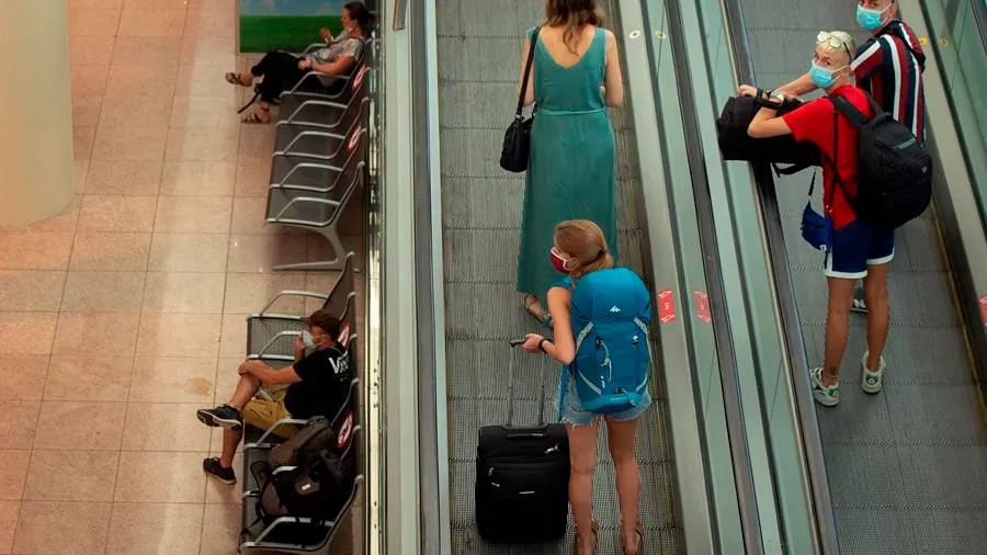 La T-2 del aeropuerto de El Prat, Marina d'Or y la Alhambra cierran de nuevo por el coronavirus. 