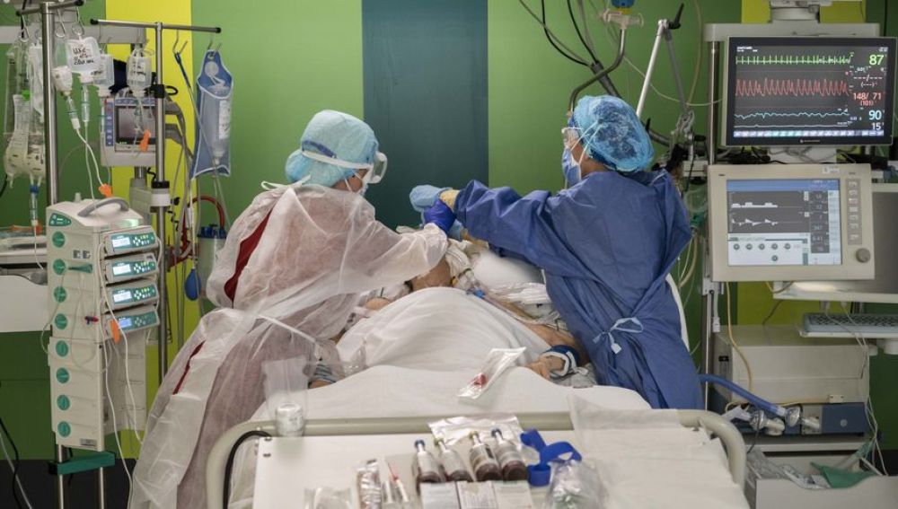 Sanitarios atienden a un paciente con covid-19 en un hospital.