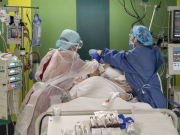Sanitarios atienden a un paciente con covid-19 en un hospital.