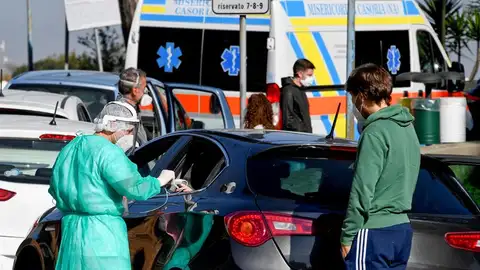 Pruebas de PCR en coches por el coronavirus Pruebas de PCR en coches por el coronavirus
