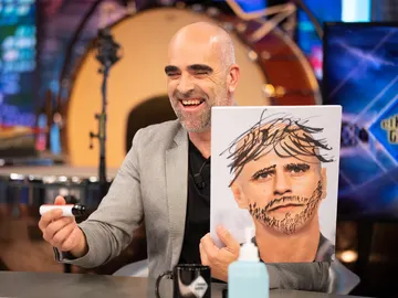 ¿Cuánto cambia una persona sin pelo? Luis Tosar y Pablo Motos lo descubren de forma muy original en 'El Hormiguero 3.0' ¿Cuánto cambia una persona sin pelo? Luis Tosar y Pablo Motos lo descubren de forma muy original en 'El Hormiguero 3.0'