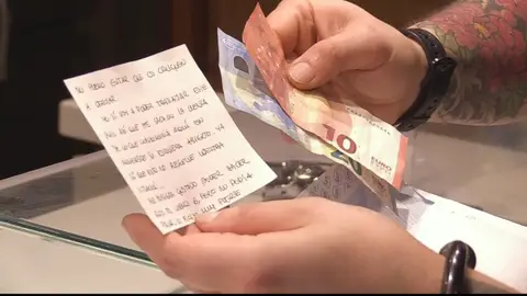 Un sobre con 30 euros en apoyo a su bar habitual, cerrado por el coronavirus Un sobre con 30 euros en apoyo a su bar habitual, cerrado por el coronavirus