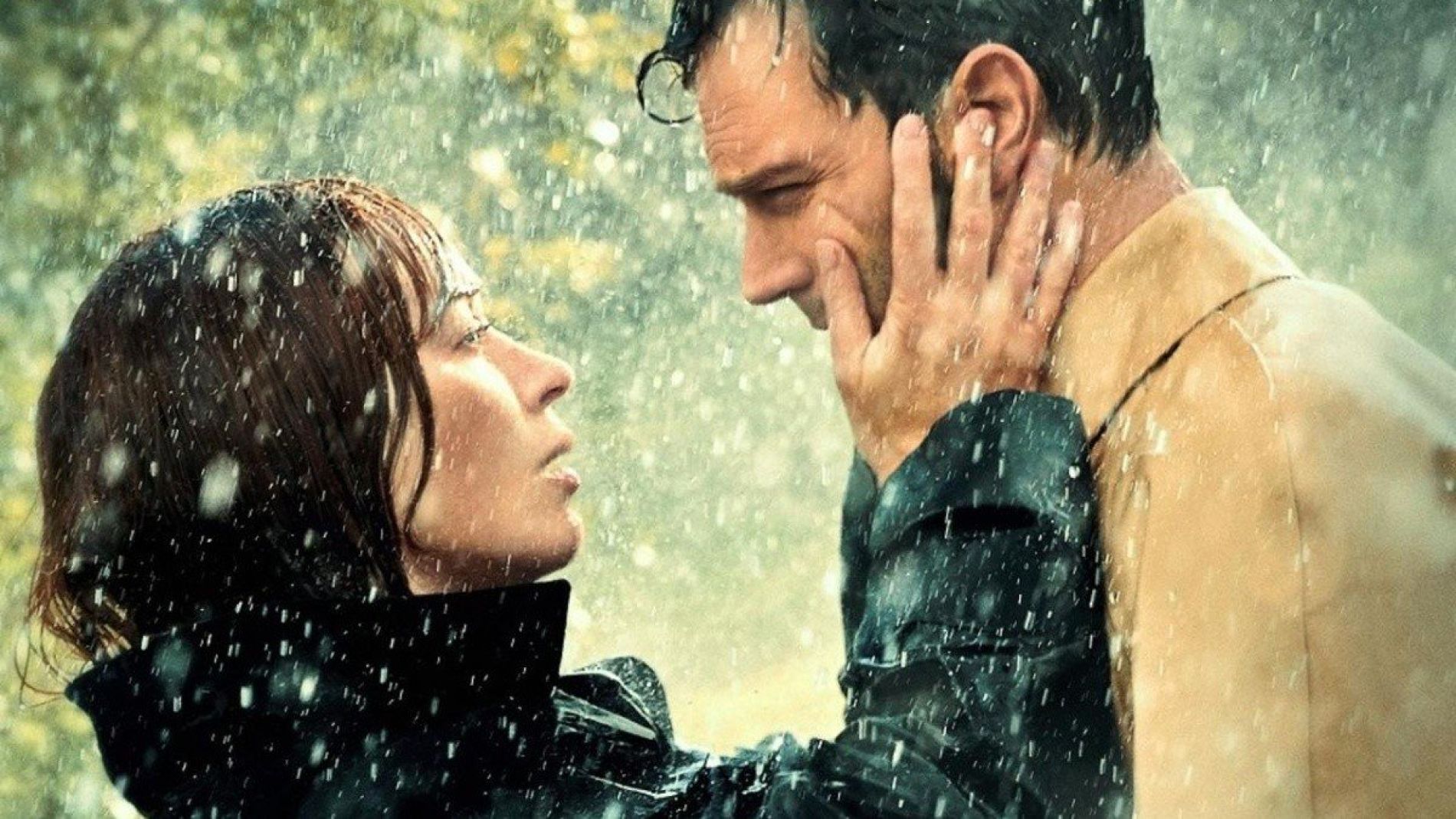 Jamie Dornan y Emily Blunt en el tr&aacute;iler de 'Wild Mountain Thyme'