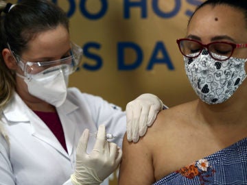 Un suicidio frena la prueba de la vacuna de Sinovac contra el coronavirus en Brasil