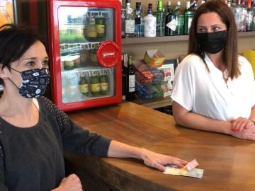 Una vecina de Ourense regala su presupuesto de cafés a un bar que debe cerrar por el coronavirus