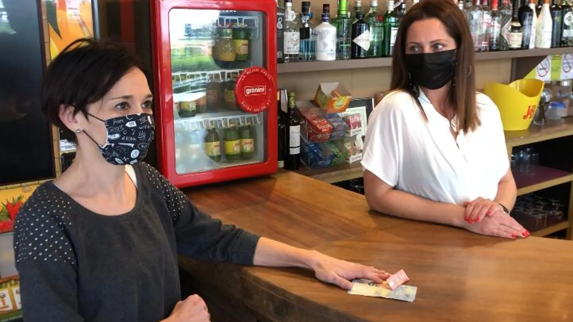 Una vecina de Ourense regala su presupuesto de cafés a un bar que debe cerrar por el coronavirus Una vecina de Ourense regala su presupuesto de cafés a un bar que debe cerrar por el coronavirus