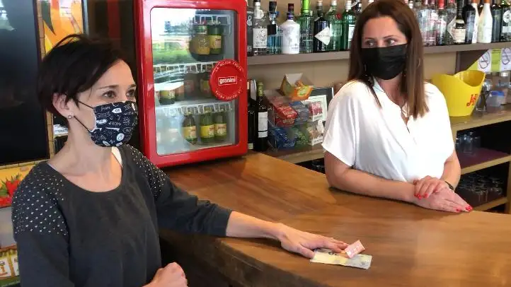 Una vecina de Ourense regala su presupuesto de caf&eacute;s a un bar que debe cerrar por el coronavirus