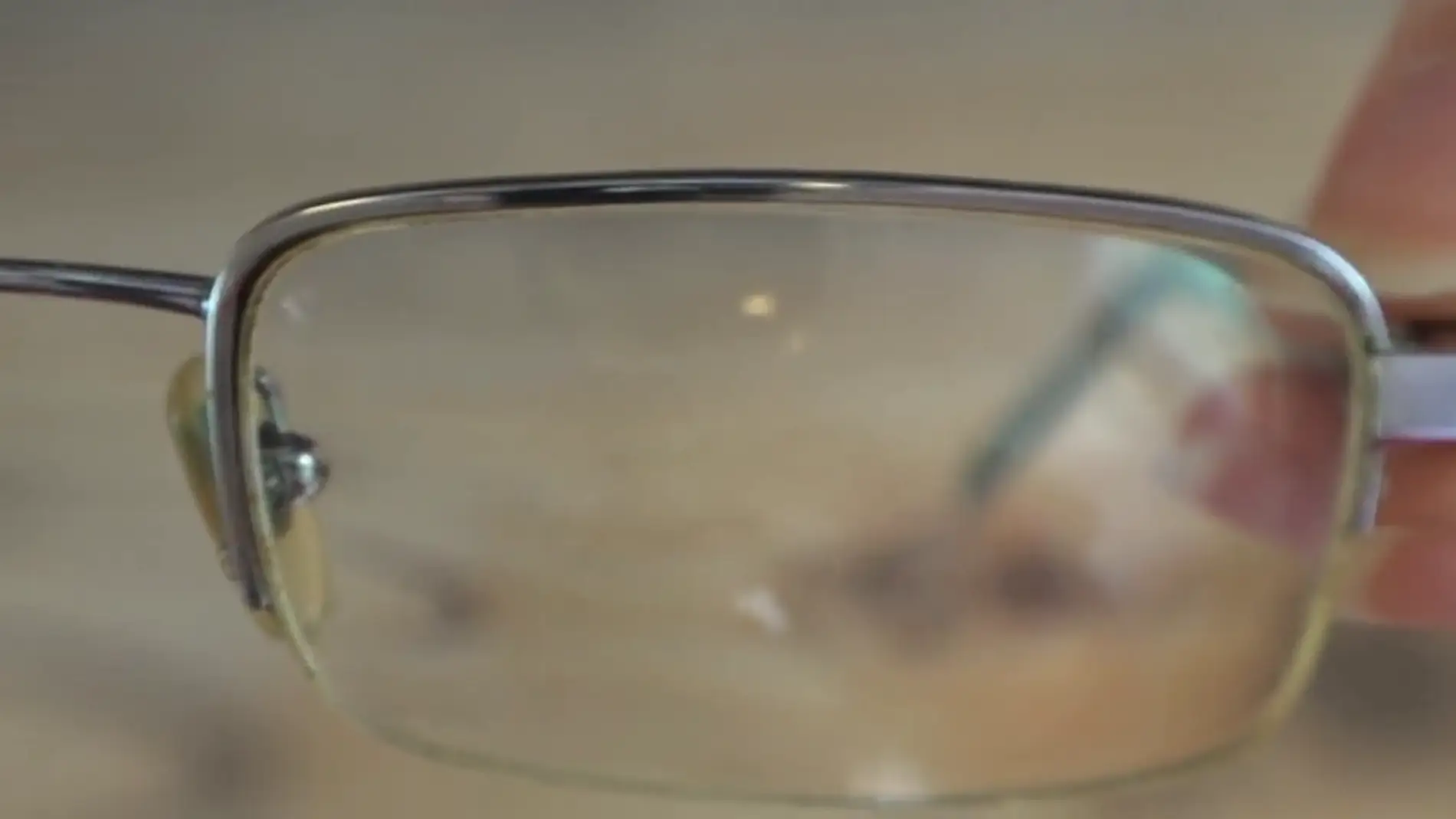 Tips para cuidar tus gafas y evitar que se rayen, rompan o se empañen