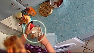 El vídeo que muestra cómo una mujer envenenaba con lejía la comida de sus compañeros de piso en Móstoles