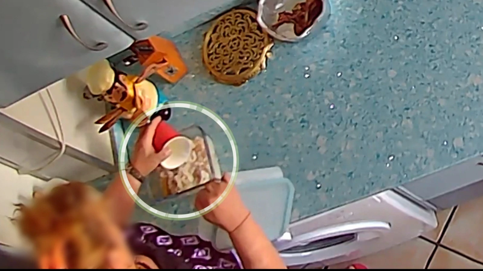 Detenida una mujer por envenenar con lejía a sus compañeros de piso en Móstoles Detenida una mujer por envenenar con lejía a sus compañeros de piso en Móstoles