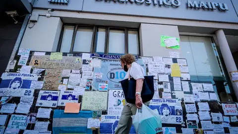 Carteles de apoyo a Diego Armando Maradona al frente de la clínica Olivos Carteles de apoyo a Diego Armando Maradona al frente de la clínica Olivos