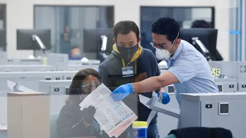 Tres personas, en el recuento de votos por correo en Estados Unidos Tres personas, en el recuento de votos por correo en Estados Unidos