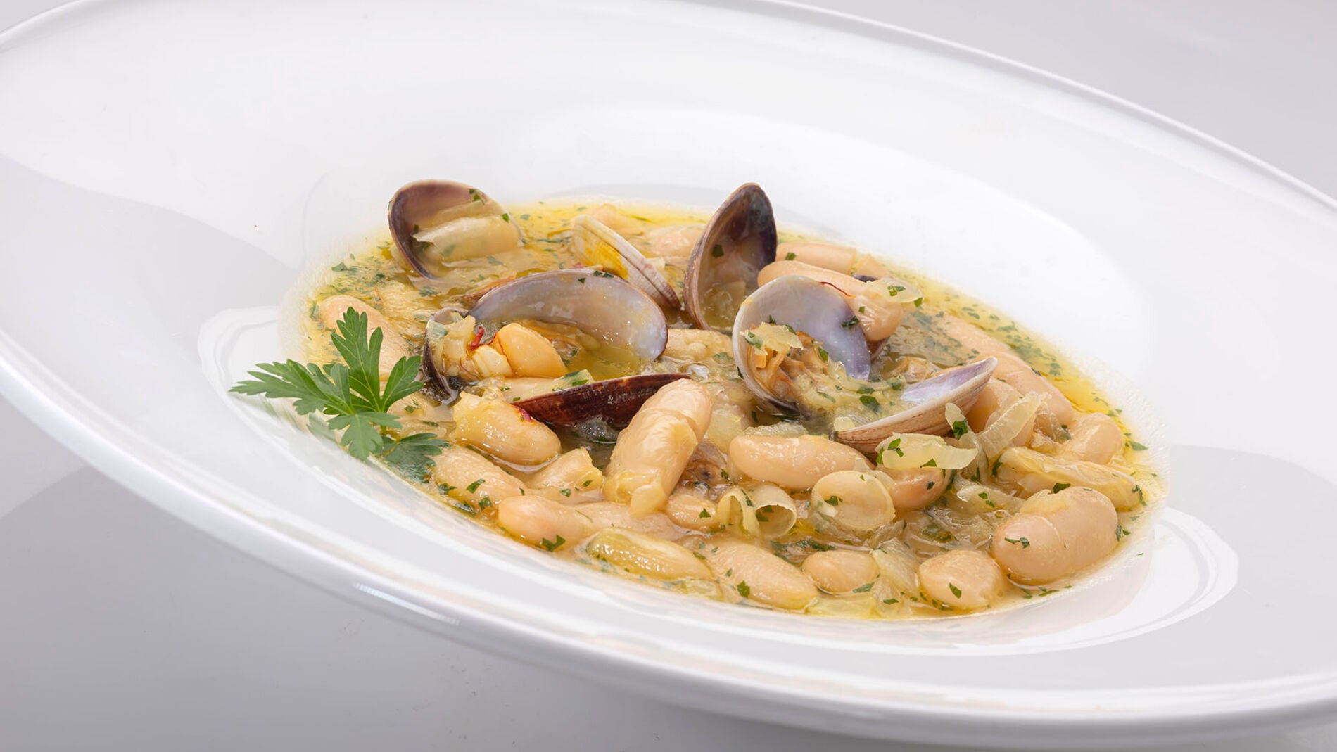 Receta de fabes con almejas, de Karlos Argui&ntilde;ano: "un plato clave de los asturianos"