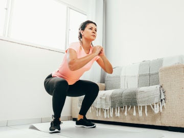Mujer haciendo sentadillas