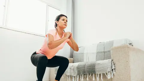 Mujer haciendo sentadillas Mujer haciendo sentadillas