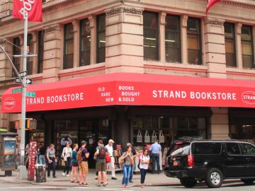 Los vecinos de Nueva York acuden en masa para salvar la mítica librería Strand de Broadway