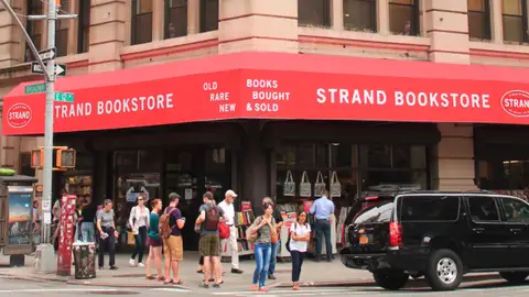 Los vecinos de Nueva York acuden en masa para salvar la mítica librería Strand de Broadway Los vecinos de Nueva York acuden en masa para salvar la mítica librería Strand de Broadway