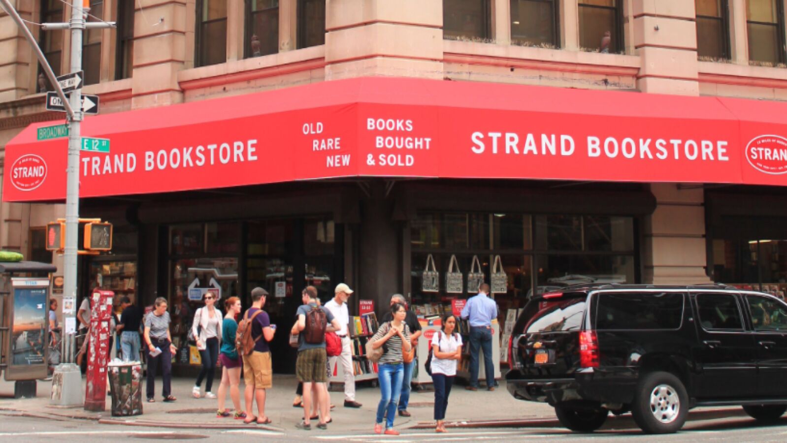 Los vecinos de Nueva York acuden en masa para salvar la mítica librería Strand de Broadway