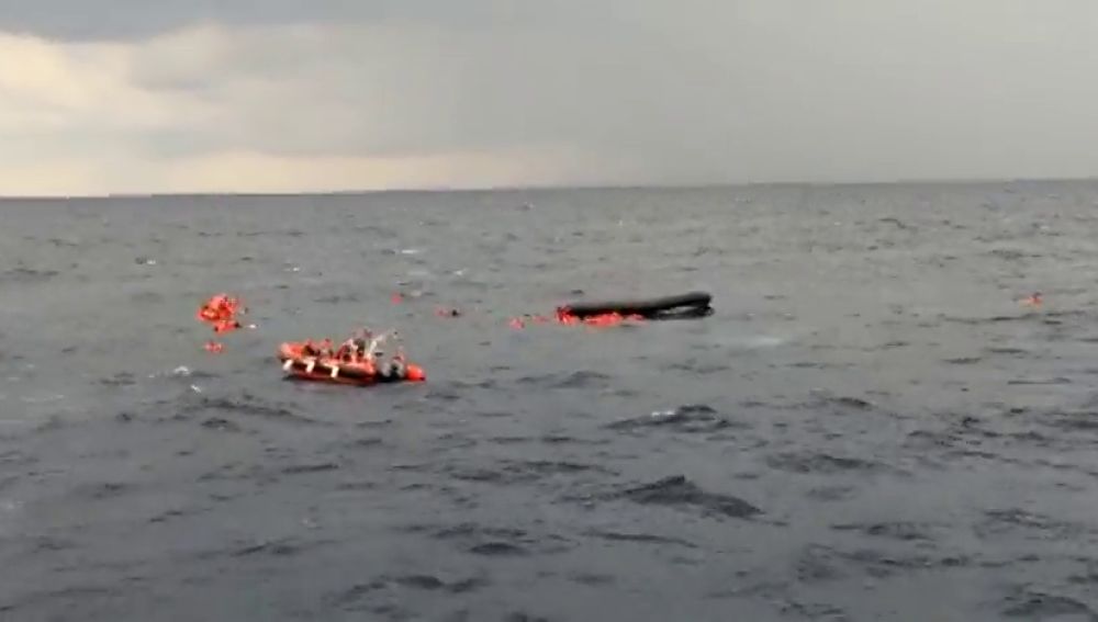 Open Arms intenta rescatar a 100 personas en el mediterráneo tras ceder el fondo de su patera