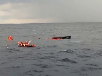 Open Arms intenta rescatar a 100 personas en el mediterráneo tras ceder el fondo de su patera