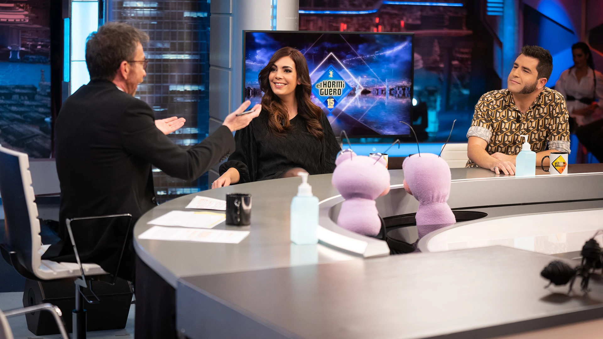 Ladilla Rusa presenta su nuevo tema 'A un metro y medio de ti' en 'El Hormiguero 3.0': "Hemos hecho una canción de amor y desamor en tiempos de pandemia" Ladilla Rusa presenta su nuevo tema 'A un metro y medio de ti' en 'El Hormiguero 3.0': "Hemos hecho una canción de amor y desamor en tiempos de pandemia"