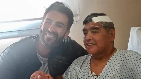 El jefe de prensa de Maradona muestra una imagen en Instagram junto a Leopoldo Luque, su médico, tras la operación de un coágulo en la cabeza. El jefe de prensa de Maradona muestra una imagen en Instagram junto a Leopoldo Luque, su médico, tras la operación de un coágulo en la cabeza.