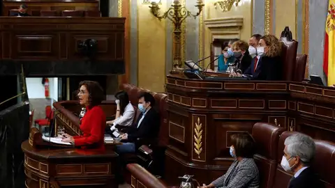 María Jesús Montero anuncia que van a bajar del IVA de las mascarillas al 4% María Jesús Montero anuncia que van a bajar del IVA de las mascarillas al 4%
