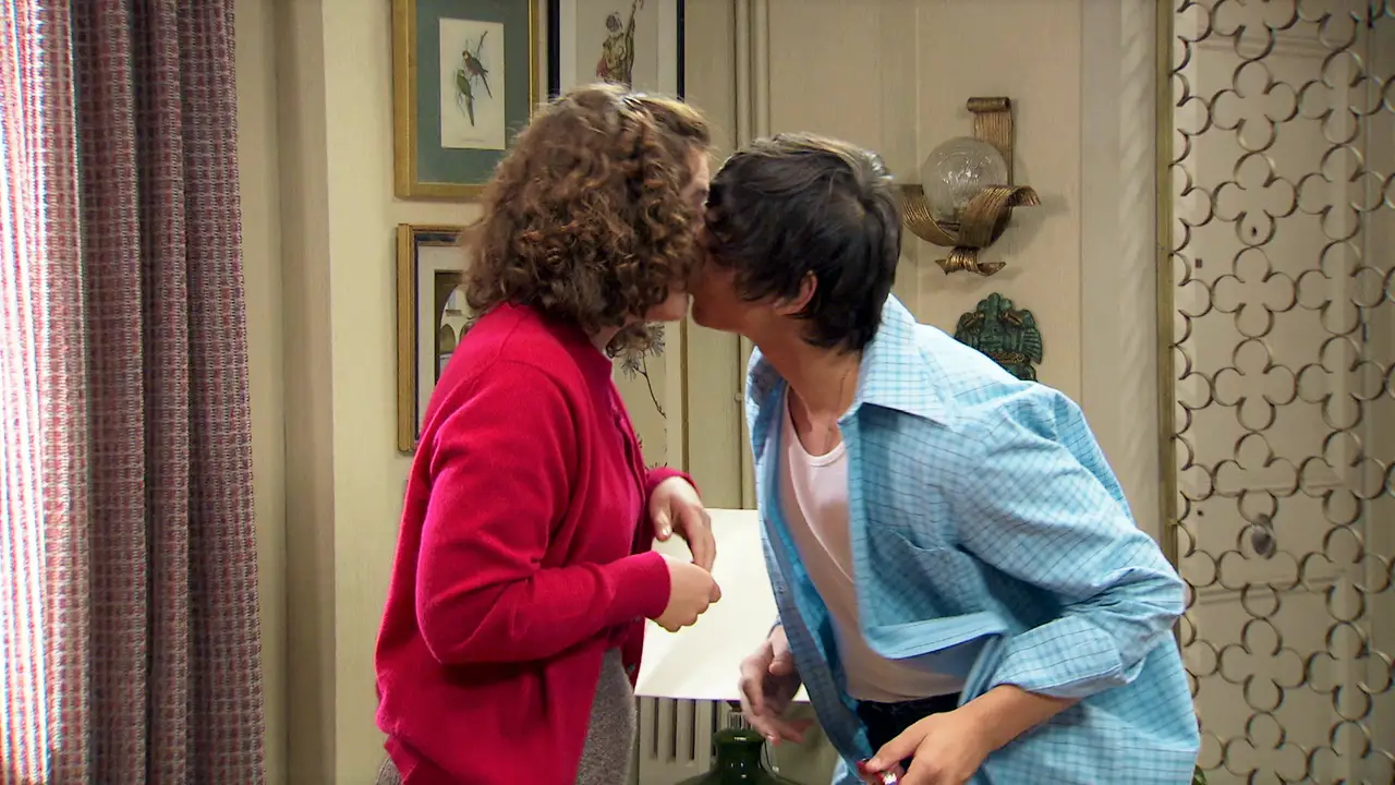 Fabián sorprende a Virginia con un beso robado
