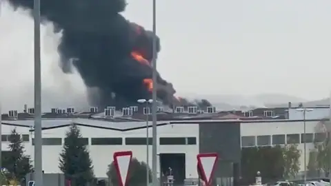 Herido grave un trabajador en el incendio de una empresa química en Oion que obliga a cerrar puertas y ventanas Herido grave un trabajador en el incendio de una empresa química en Oion que obliga a cerrar puertas y ventanas