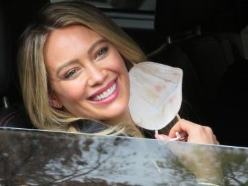 Hilary Duff se quita las mascarilla para presumir de sonrisa 