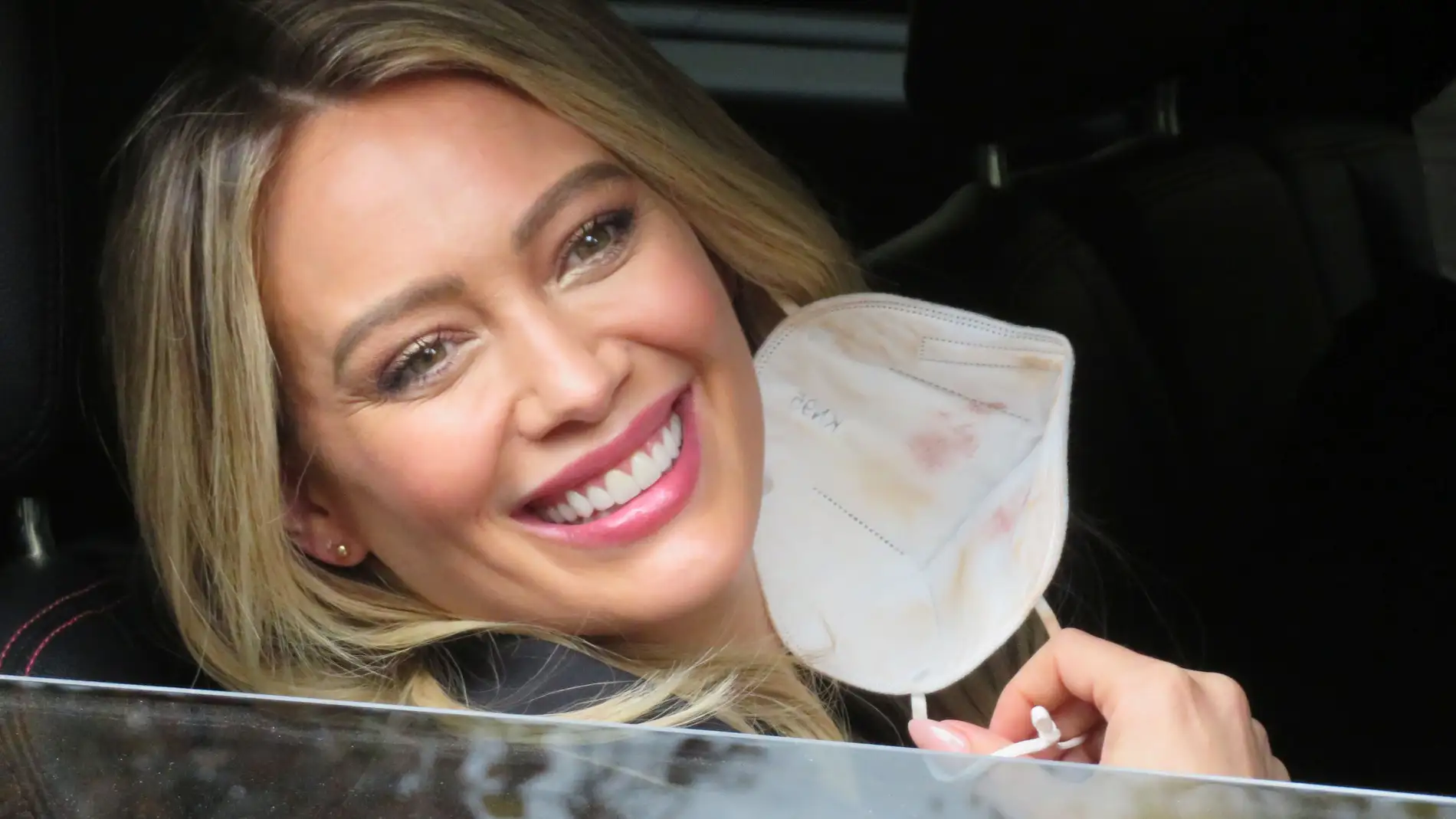 Hilary Duff se quita las mascarilla para presumir de sonrisa 