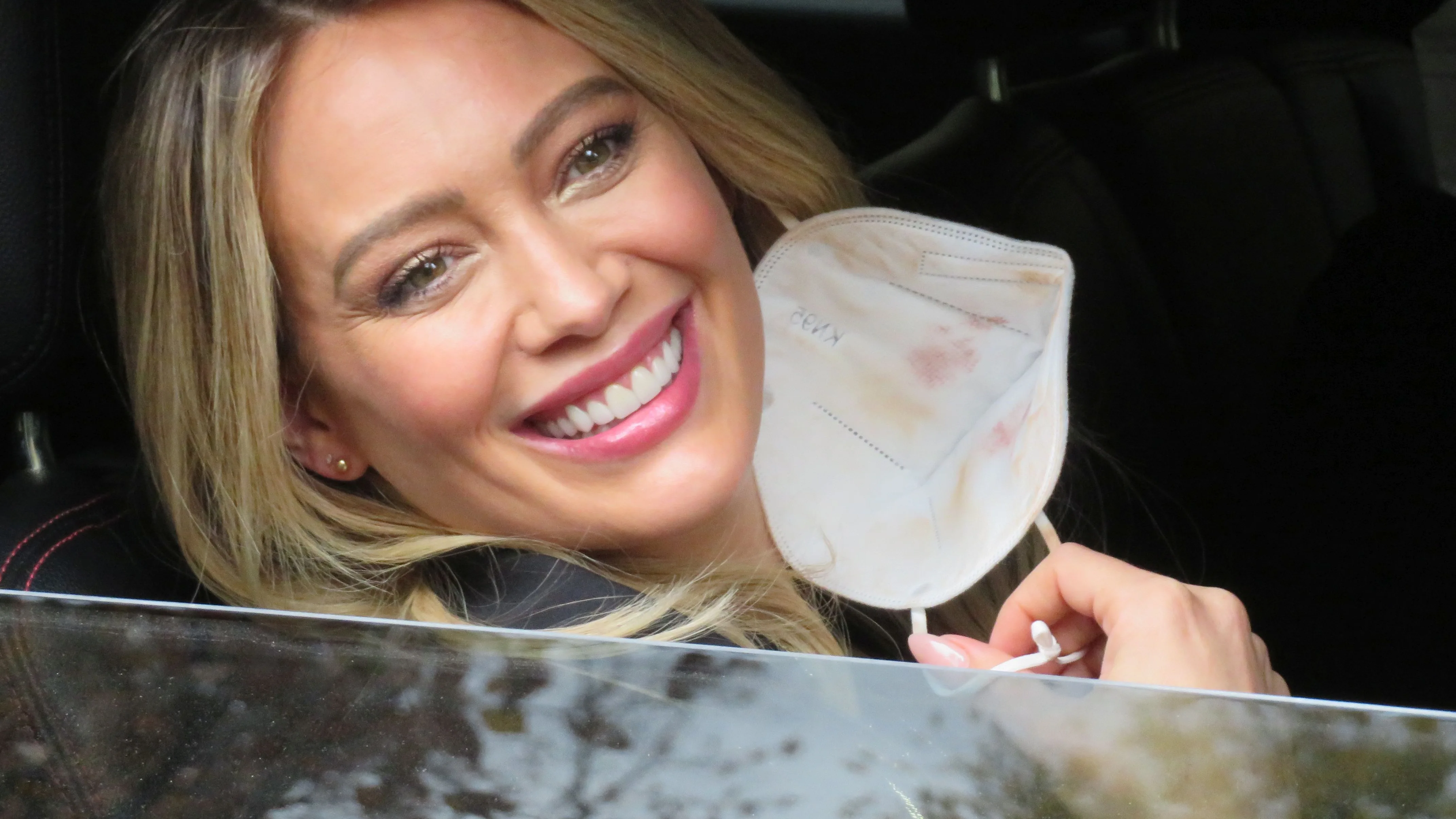 Hilary Duff se quita las mascarilla para presumir de sonrisa A la actriz, como al resto de las mujeres, se le ha manchado la mascarilla con maquillaje