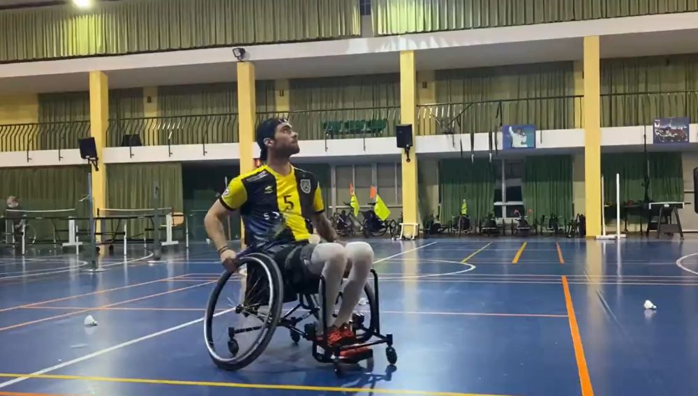 Rubén Nova Fernández jugando al bádminton en su silla de ruedas