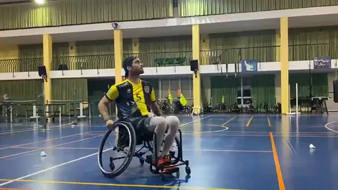 Rubén Nova Fernández jugando al bádminton en su silla de ruedas Rubén Nova Fernández jugando al bádminton en su silla de ruedas