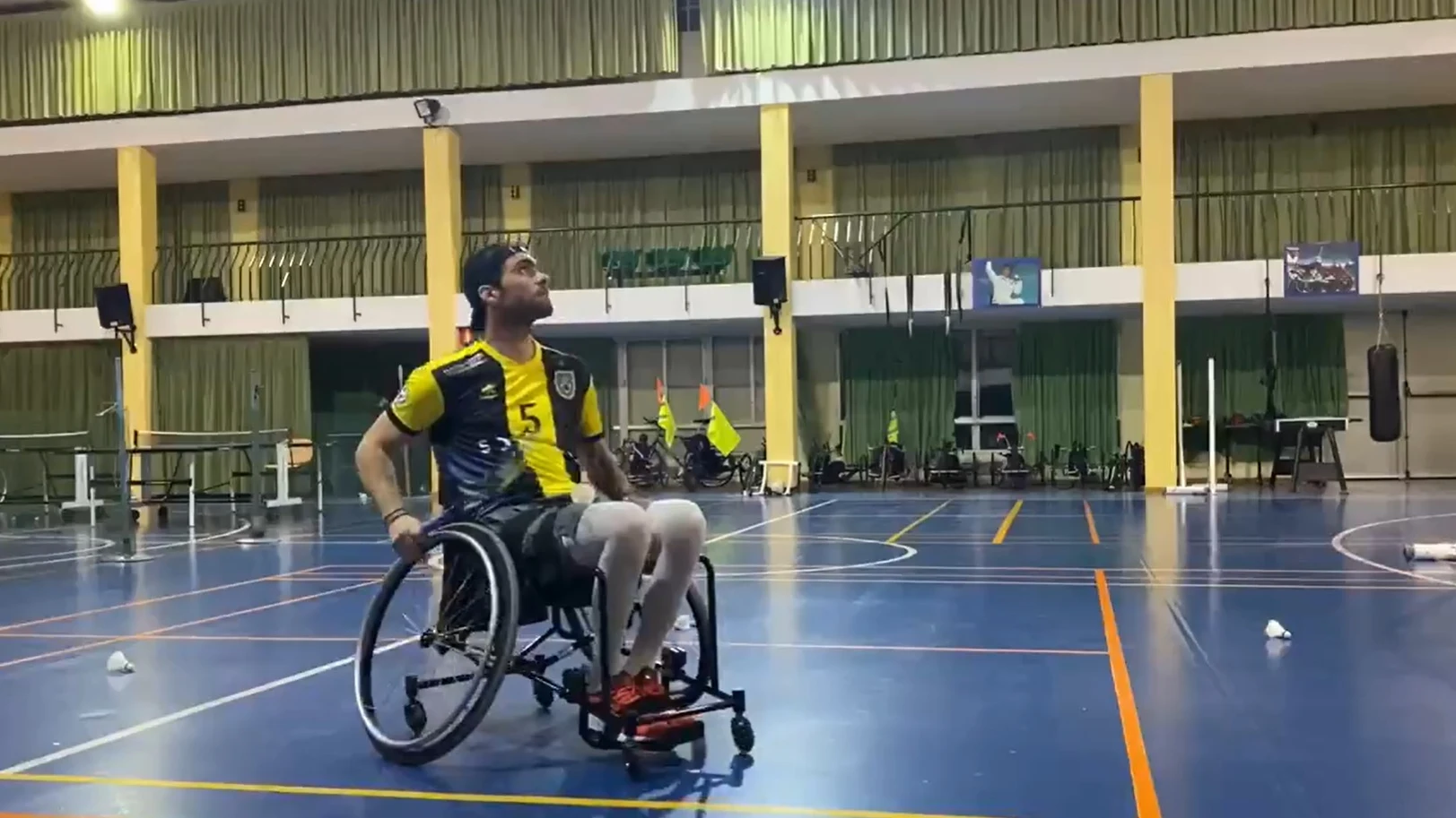 Rub&eacute;n Nova Fern&aacute;ndez jugando al b&aacute;dminton en su silla de ruedas
