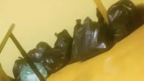 Los trabajadores denuncian maltrato a los ancianos en una residencia de Pontevedra donde mantienen a los residentes encerrados Los trabajadores denuncian maltrato a los ancianos en una residencia de Pontevedra donde mantienen a los residentes encerrados