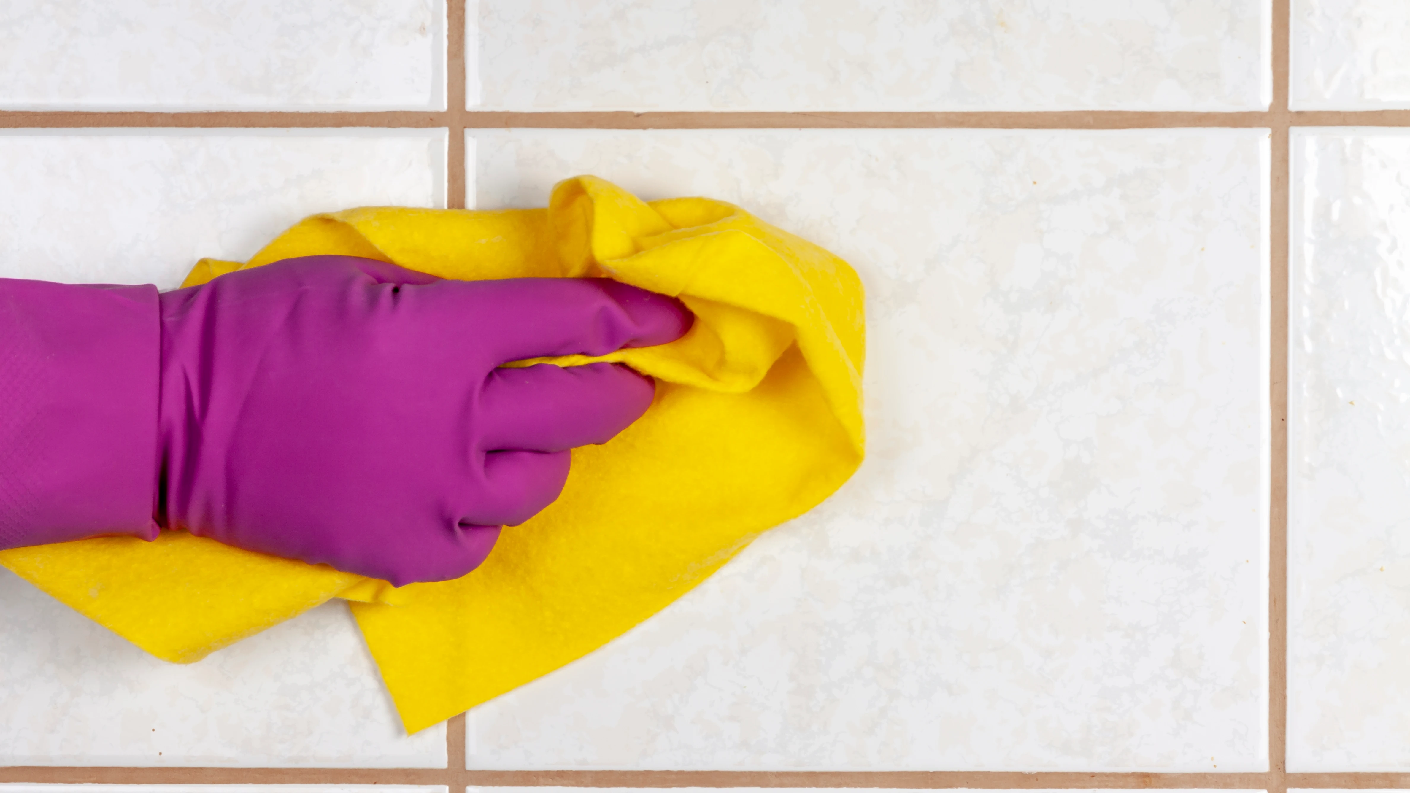 Limpiando los azulejos del baño Limpiando los azulejos del baño