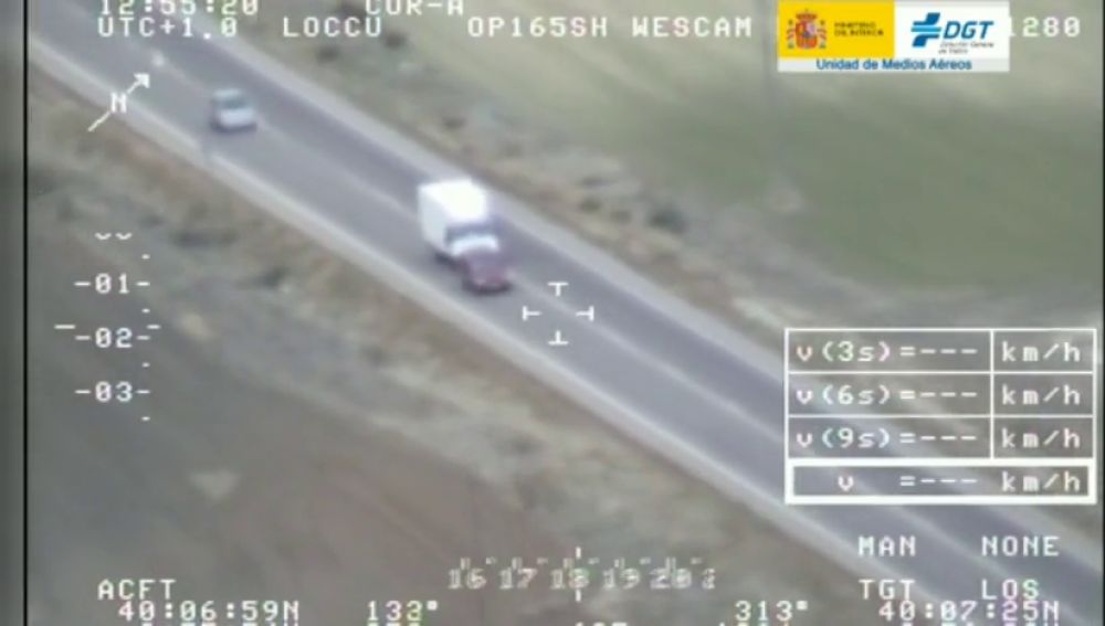 Vídeo: el desquiciante acoso de una furgoneta a otro coche grabado por las cámaras de la DGT