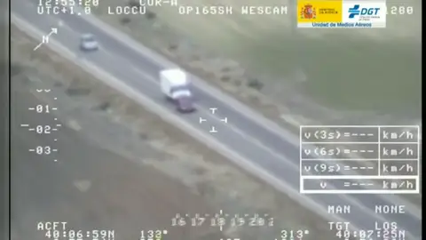 Vídeo: el desquiciante acoso de una furgoneta a otro coche grabado por las cámaras de la DGT Vídeo: el desquiciante acoso de una furgoneta a otro coche grabado por las cámaras de la DGT