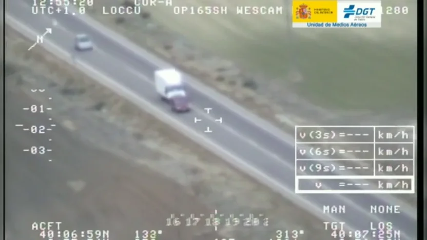 V&iacute;deo: el desquiciante acoso de una furgoneta a otro coche grabado por las c&aacute;maras de la DGT