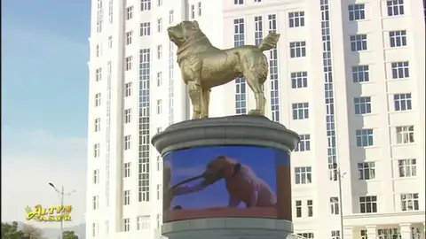 Berdimujamédov, líder de Turkmenistán, inaugura una estatua de un perro de oro Berdimujamédov, líder de Turkmenistán, inaugura una estatua de un perro de oro
