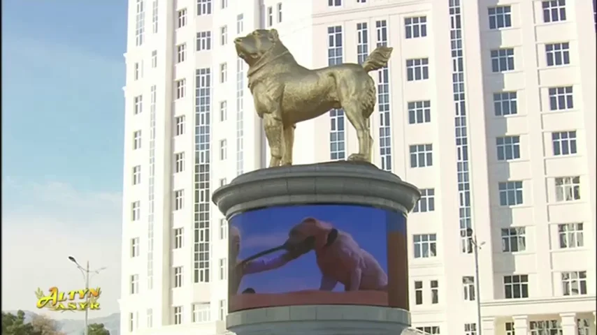 Berdimujamédov, líder de Turkmenistán, inaugura una estatua de un perro de oro Berdimujamédov, líder de Turkmenistán, inaugura una estatua de un perro de oro