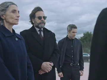 Luis saca su lado más humano en el entierro de los padres de Sergio Luis saca su lado más humano en el entierro de los padres de Sergio