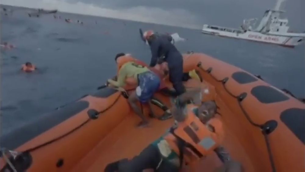 El desgarrador momento en el que una inmigrante rescatada por el Open Arms suplica ayuda al ver cómo se ahoga su bebé