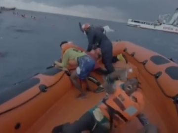 El desgarrador momento en el que una inmigrante rescatada por el Open Arms suplica ayuda al ver cómo se ahoga su bebé